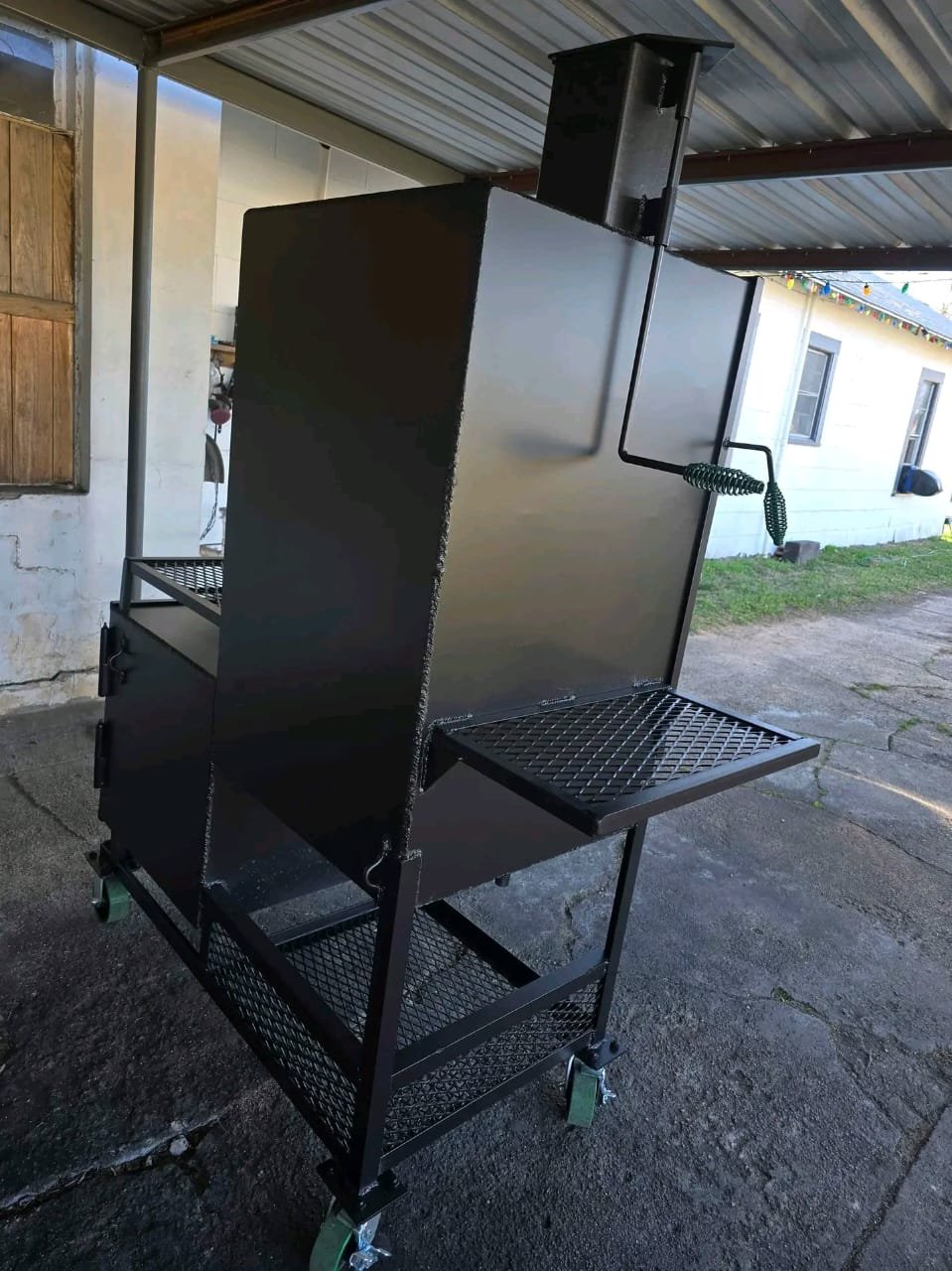 Weld and Hinge Detail – Vertical Wood Smoker