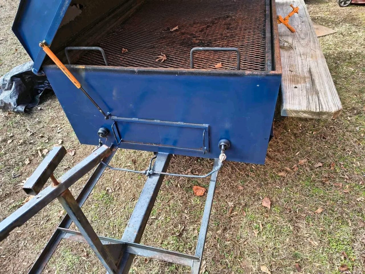 Interior Cooking Area with Removable Racks