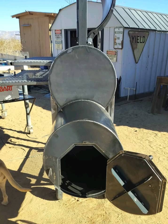 smoker bbq egg Side View Cooking Chamber and 21x20 Firebox