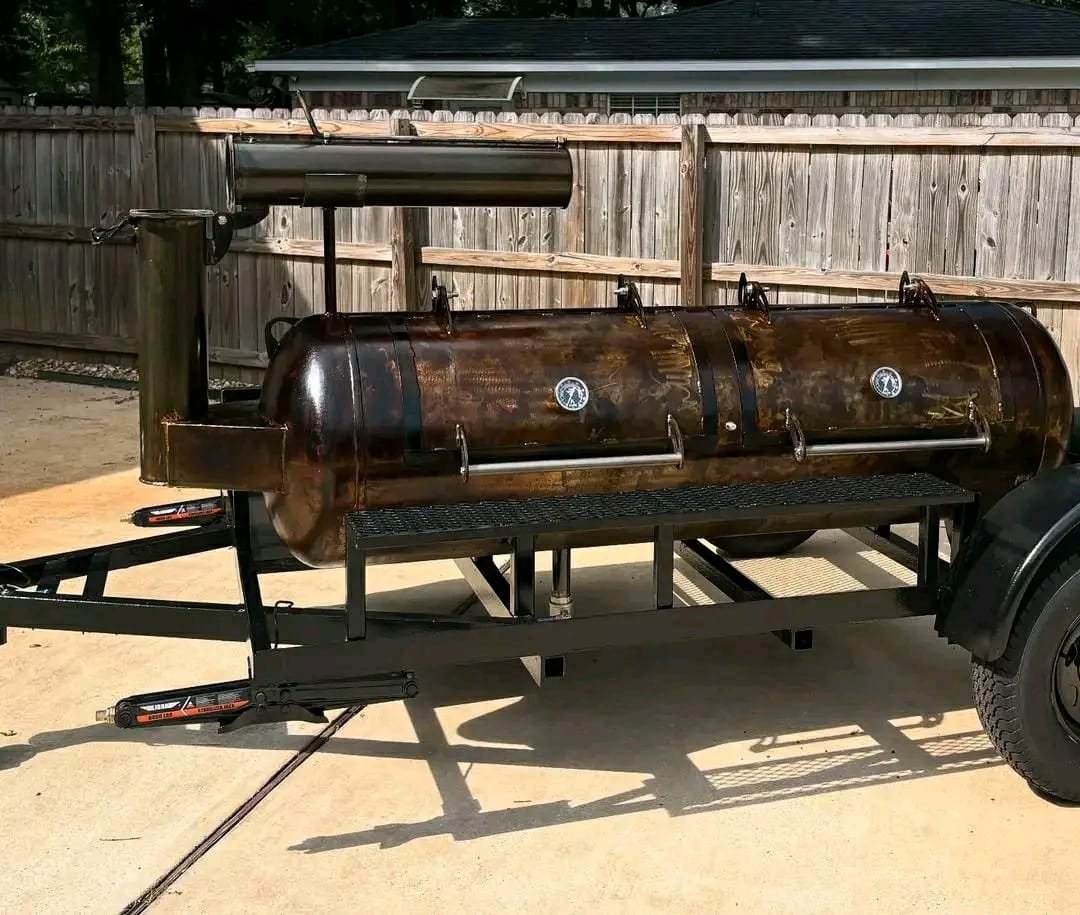 Side View BBQ Smoker with Closed Chamber