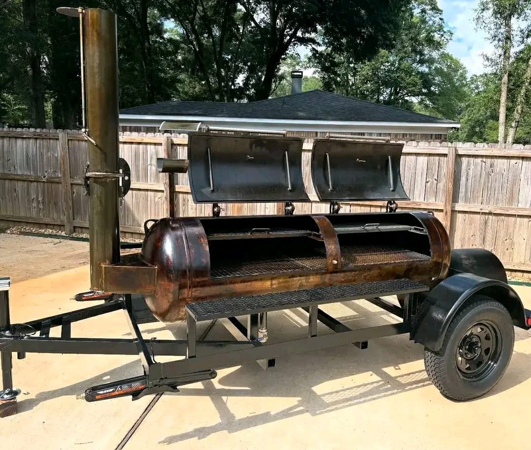 Side View BBQ Smoker with Open Chamber grill pan
